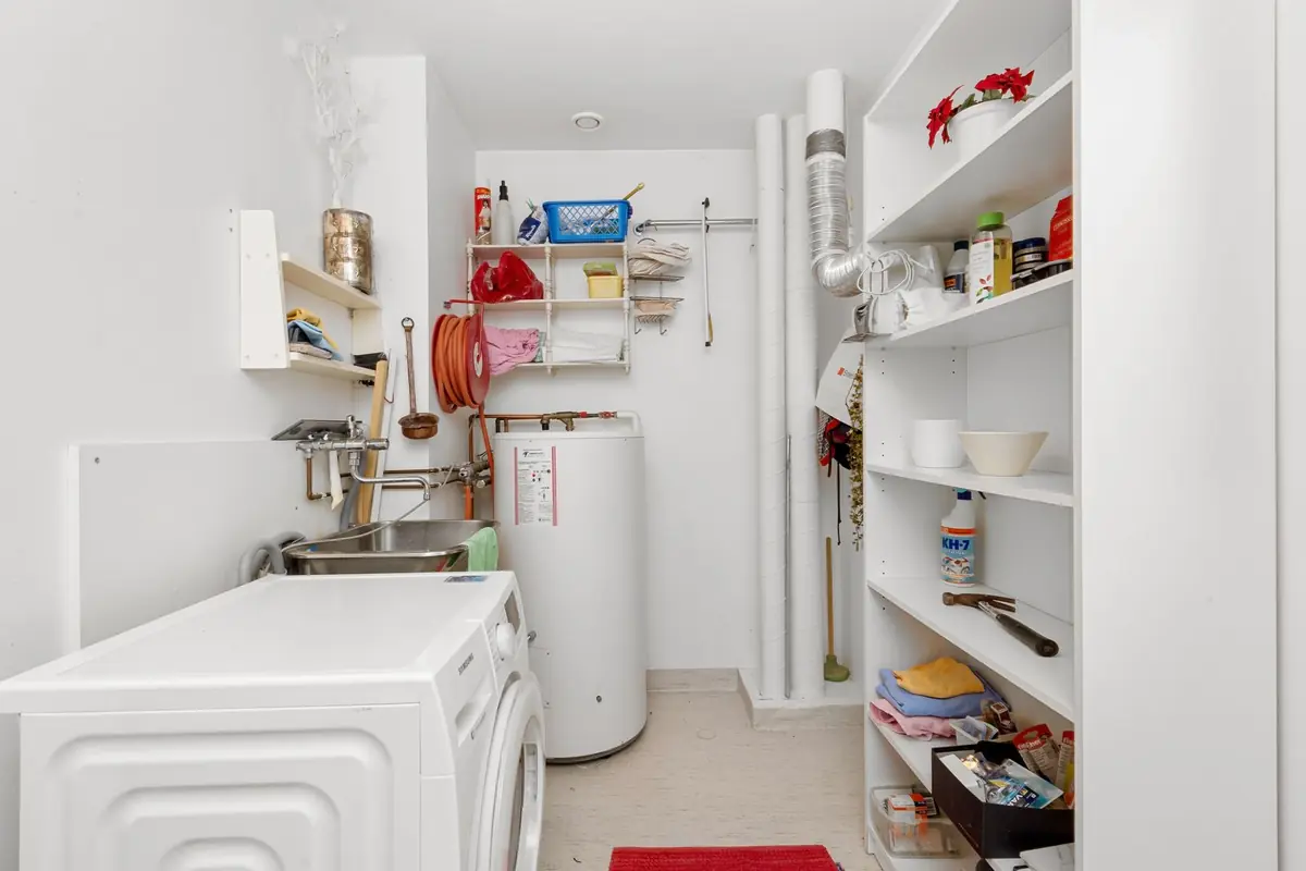 A water heater and washing machine in a Sherman, TX utility room